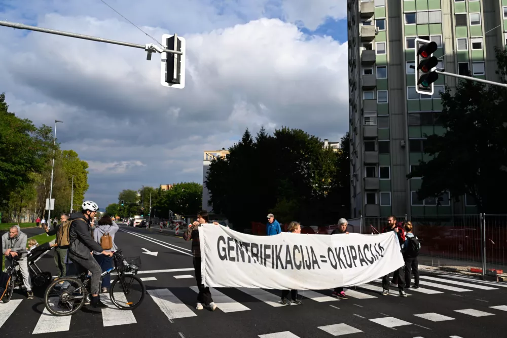 29.09.2025 Protest prebivalcev Savskega naselja na Linhartovi censti - Civilna iniciativa Savsko naselje in PLAC - Participativna Ljubljanska Avtonomna Cona - protestni shod Savčank in Savčanov, pa tudi drugih enakomislečih someščanov. FotoNik Erik Neubauer