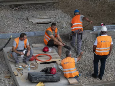 železniška postaja Ljubljanadelavcivarnost pri delu29.08.2025 - Ozelenjevanju nadstrešnic nad železniškimi peroni - gradbišče - gradnja glavne železniške postaja LjubljanaFoto: Nik Erik Neubauer 