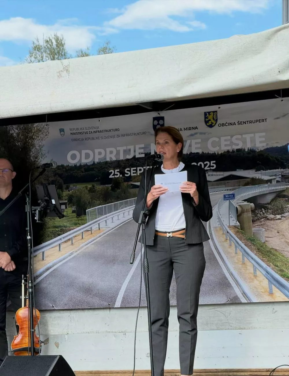 Alenka Bratušek s svetlo rjavim Hermesovim pasom, ki bojda stane 600 evrov. 