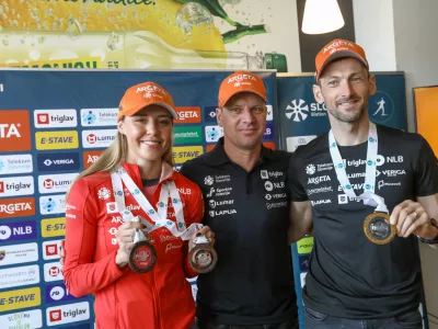 Ana Marija Lampič, Jakov Fak in slovenski biatlonski trener Janez Marič26.3.2025 - Biatlon - novinarska konferenca Jakova Faka in Anamarije Lampič po koncu letošnje sezone svetovnega pokala.Foto: Luka Cjuha