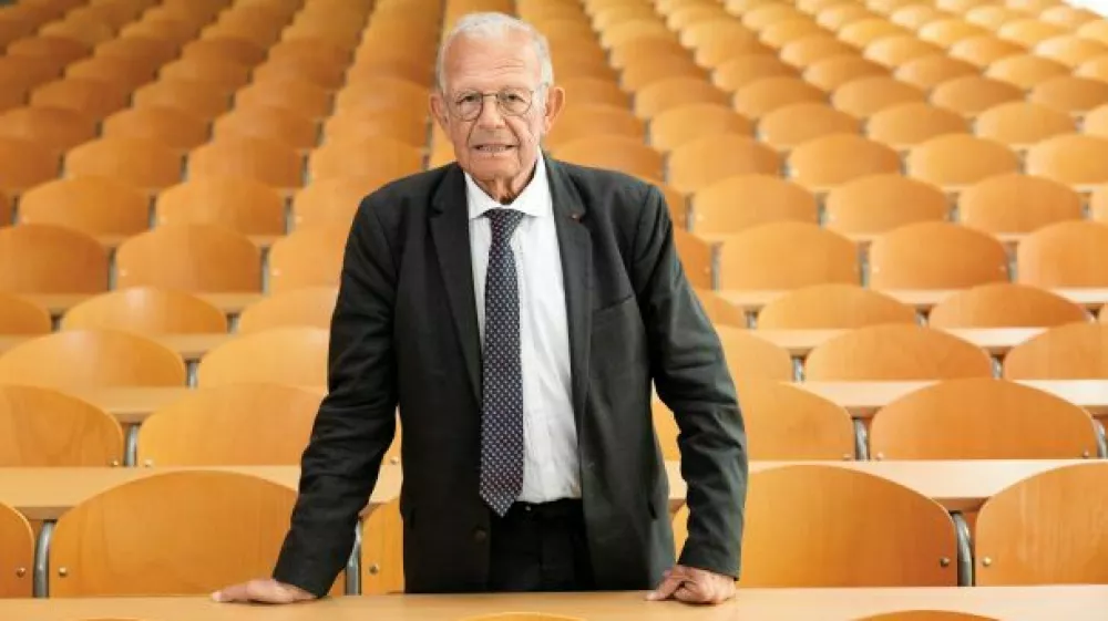 Alain Pellet, profesor in odvetnik ter dolgoletni odvetnik na Meddržavnem sodišču v Haagu, kjer med drugim zastopa interese Palestine v raznih postopkih proti Izraelu.Alain Pellet je francoski pravnik, ki poučuje mednarodno pravo in mednarodno gospodarsko pravo na Université de Paris Ouest - Nanterre La Défense.