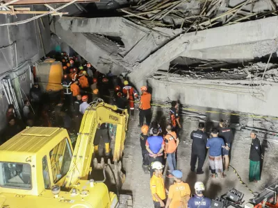 Search and rescue officers search for victims amidst the rubble of a collapsed building after a hall collapsed while students were praying at the Al-Khoziny Islamic boarding school in Sidoarjo, East Java, Indonesia, September 29, 2025. REUTERS/Stringer