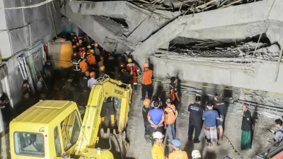 Search and rescue officers search for victims amidst the rubble of a collapsed building after a hall collapsed while students were praying at the Al-Khoziny Islamic boarding school in Sidoarjo, East Java, Indonesia, September 29, 2025. REUTERS/Stringer