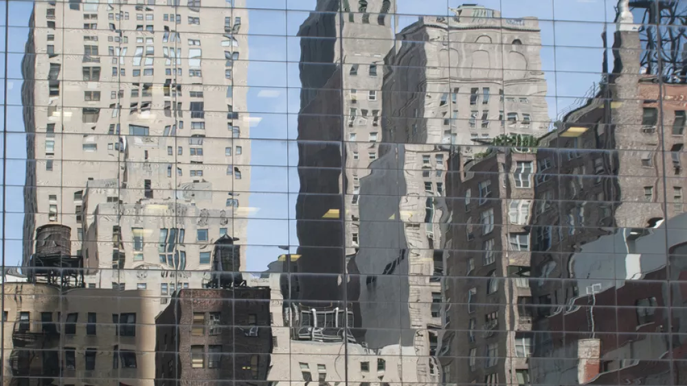 Reflections of skyscrapers and other buildings in the glass facade of the Metropolitan Tower on 142 West 57th Street, Manhattan, New York City. / Foto: Mirrorimage-nl