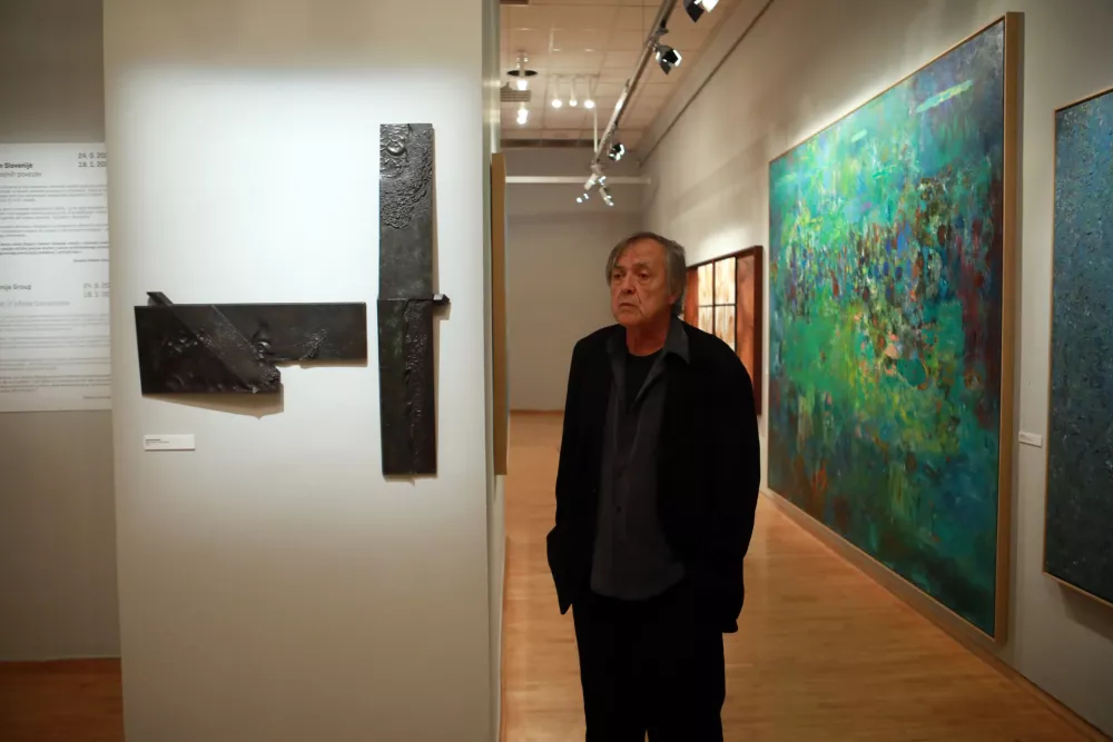 V pisarnah skrite slike na razstavo