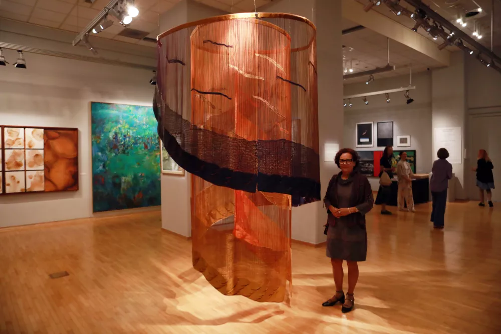 V pisarnah skrite slike na razstavo