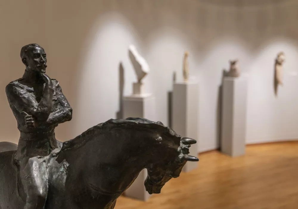 V pisarnah skrite slike na razstavo