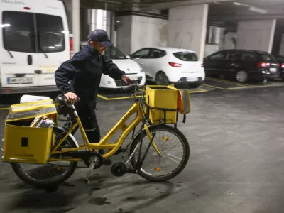 ﻿- 13.04.2018 - Tomaž Osolnik, poštar - pismonoša na kolesu – Pošta  //FOTO: Luka Cjuha.