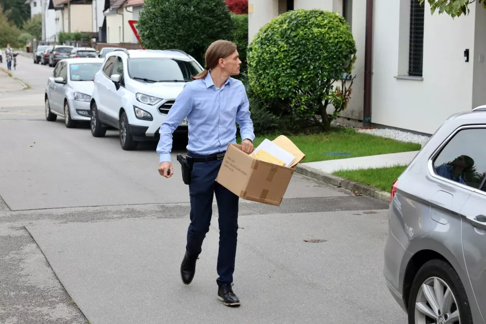 Hišna preiskava pri Alešu Hojsu.