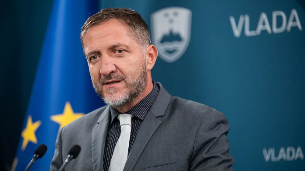 Ljubljana, vlada.Novinarska konferenca po redni tedenski seji vlade.Minister za finance Klemen Bostjancic.