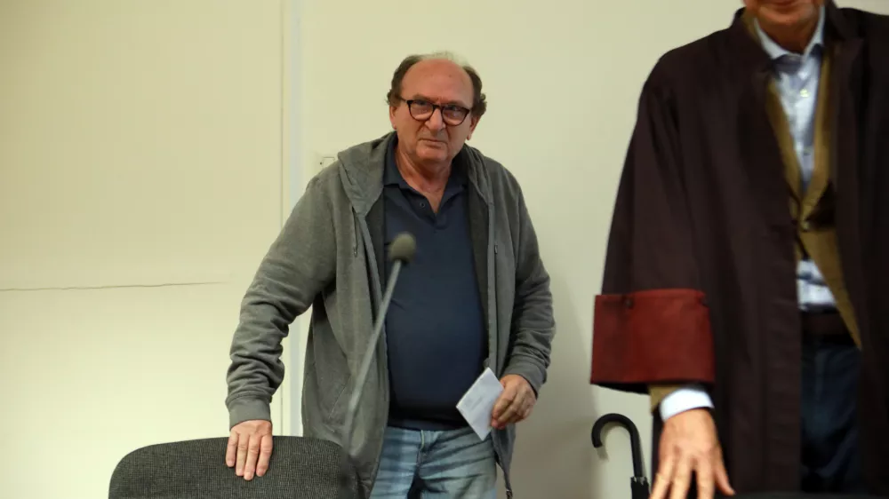 Razvpiti sodni izvršitelj oproščen zaradi nenatančnega zapisnika