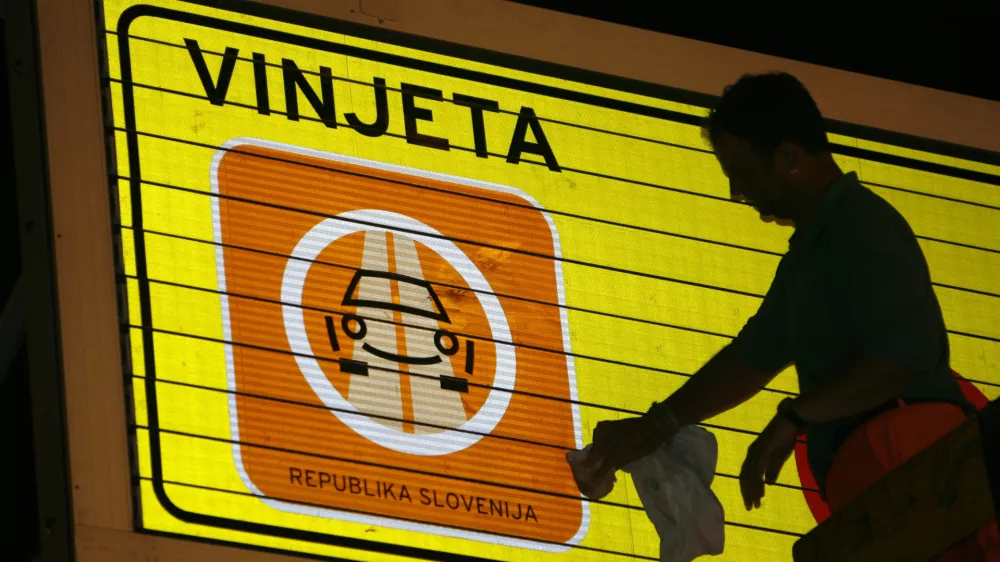 Uvedba vinjet, polnoči, 01-07-2008, - tabla - od 1. julija 2008 - vinjete - nov sistem cestninjenja na vseh cestninskih cestah po Sloveniji - avtocestne vinjete za osebna vozila na slovenskih avtocestah - - cena polletne vinjete je 35 evrov, za letno pa bo treba odšteti 55 evrov. Vozniki motornih koles pa bodo morali za polletno vinjeto odšteti 17,50 evra in za letno 27,50 evra//FOTO: Jaka AdamičOPOMBA: ZA OBJAVO V ČASOPISU DNEVNIK