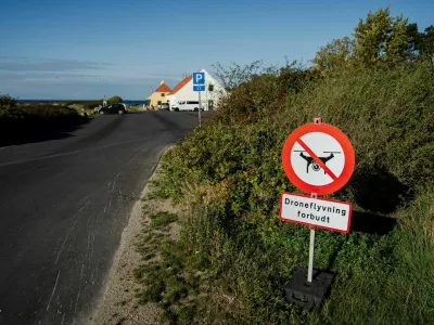 A sign reads "Drone flying prohibited" on a road as all of Denmark's airspace is temporarily closed for civil drone flying after several incidents of suspicious drone activity, in Halsskov, Denmark September 30, 2025. Ritzau Scanpix/Mads Claus Rasmussen via REUTERS  ATTENTION EDITORS - THIS IMAGE WAS PROVIDED BY A THIRD PARTY. DENMARK OUT. NO COMMERCIAL OR EDITORIAL SALES IN DENMARK.