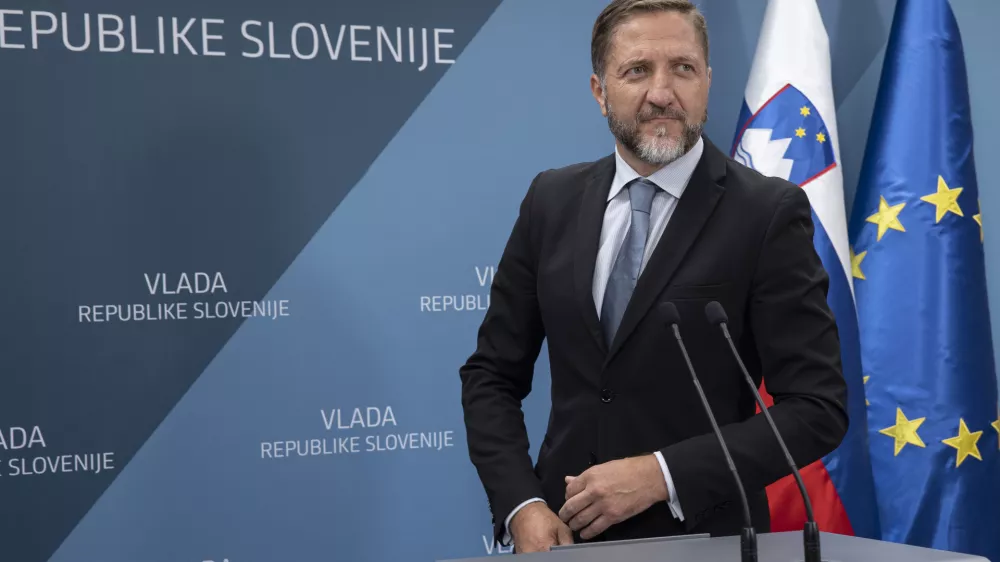 Ljubljana, vlada.Izjava po neformalnem brifingu o Nato deklaraciji.Minister za finance Klemen Bostjancic.
