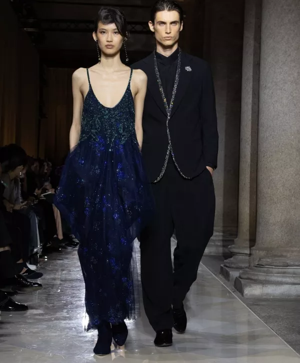 Modeli, ki so hodile po modni pisti, postavljeni v muzeju Pinacoteca di Brera, so imele slovesne izraze. F IG/giorgioarmani 