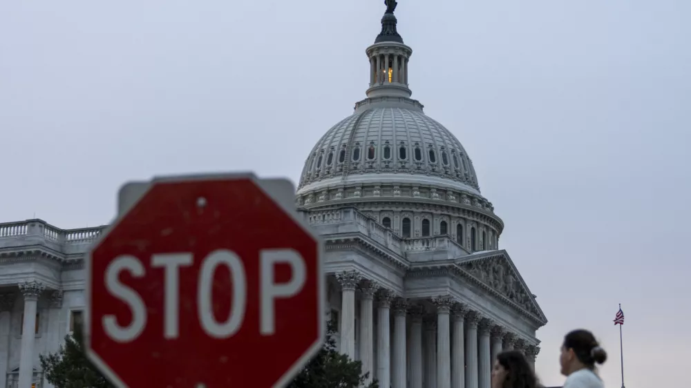 30 September 2025, US, Washington: The US Capitol in Washington can be seen behind a stop sign. Democrats and Republicans in the US Congress failed to agree on a federal budget for the new fiscal year by Wednesday, leaving government agencies without funding and forcing a shutdown. Photo: Mehmet Eser/ZUMA Press Wire/dpa
