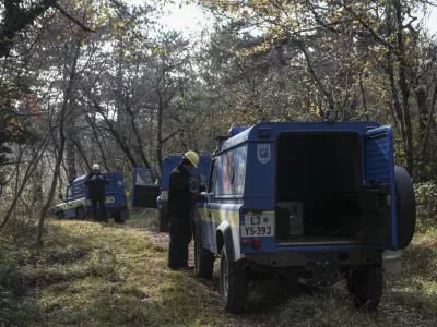 ﻿- 12.12.2015 - iskalna akcija in uničenje neeksplodiranih ubojnih sredstev, Renški vrh nad Novo Gorico - civilna zaščita  ///FOTO: Luka Cjuha.