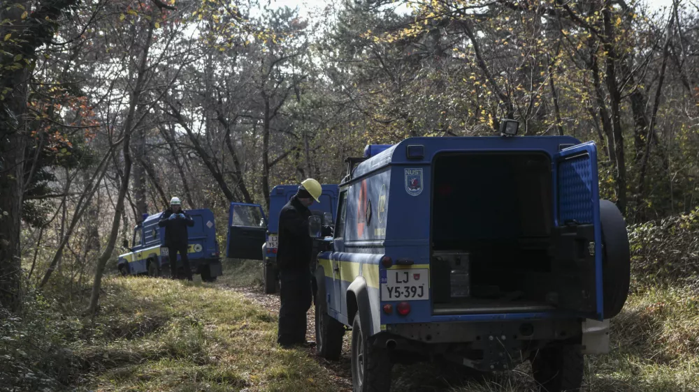 ﻿- 12.12.2015 - iskalna akcija in uničenje neeksplodiranih ubojnih sredstev, Renški vrh nad Novo Gorico - civilna zaščita  ///FOTO: Luka Cjuha.