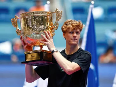 Tennis - China Open - The Beijing Olympic Green Tennis Center, Beijing, China - October 1, 2025 Italy's Jannik Sinner celebrates with the trophy after winning the final against Learner Tien of the U.S. REUTERS/Tingshu Wang   TPX IMAGES OF THE DAY