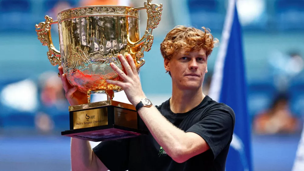 Tennis - China Open - The Beijing Olympic Green Tennis Center, Beijing, China - October 1, 2025 Italy's Jannik Sinner celebrates with the trophy after winning the final against Learner Tien of the U.S. REUTERS/Tingshu Wang   TPX IMAGES OF THE DAY