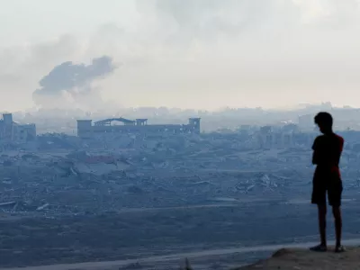 A displaced Palestinian boy looks on as smoke rises during an Israeli military operation in Gaza City, as seen from the central Gaza Strip, October 1, 2025. REUTERS/Mahmoud Issa   TPX IMAGES OF THE DAY / Foto: Mahmoud Issa