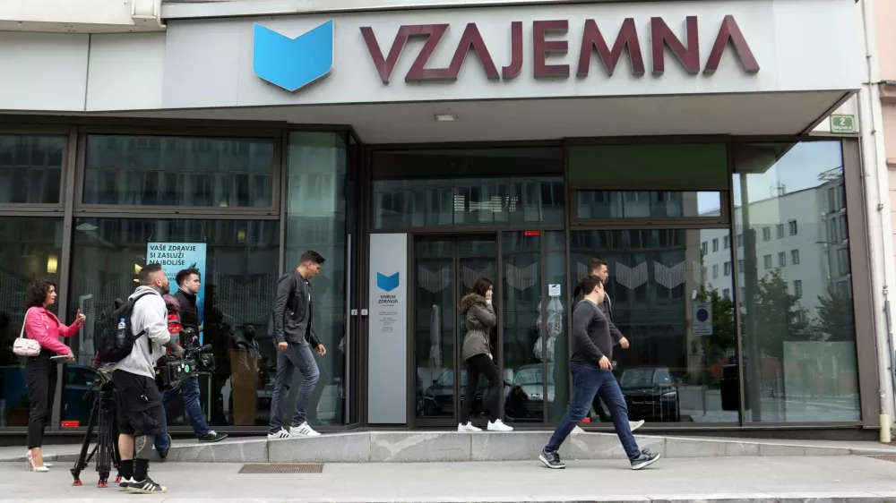 - Simbolična fotografija - Zavarovalnica Vzajemna Poslovalnica Ljubljana, Vošnjakova ulica 2 v Ljubljani - stavba - uprava18.05.2023 – Vzajemna, zdravstvena zavarovalnica – uprava predstavila stališče in nadaljnje korake v zvezi z uredbo o določitvi najvišje cene premije dopolnilnega zdravstvenega zavarovanja in novelo zakona o zdravstvenem varstvu in zdravstvenem zavarovanju//FOTO: Tomaž Skale