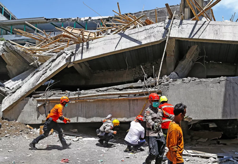 Search and rescue operations search for victims in the rubble of a collapsed building after a hall collapsed while students were praying at the Al-Khoziny Islamic boarding school, in Sidoarjo, East Java province, Indonesia, October 1, 2025. REUTERS/Dipta Wahyu