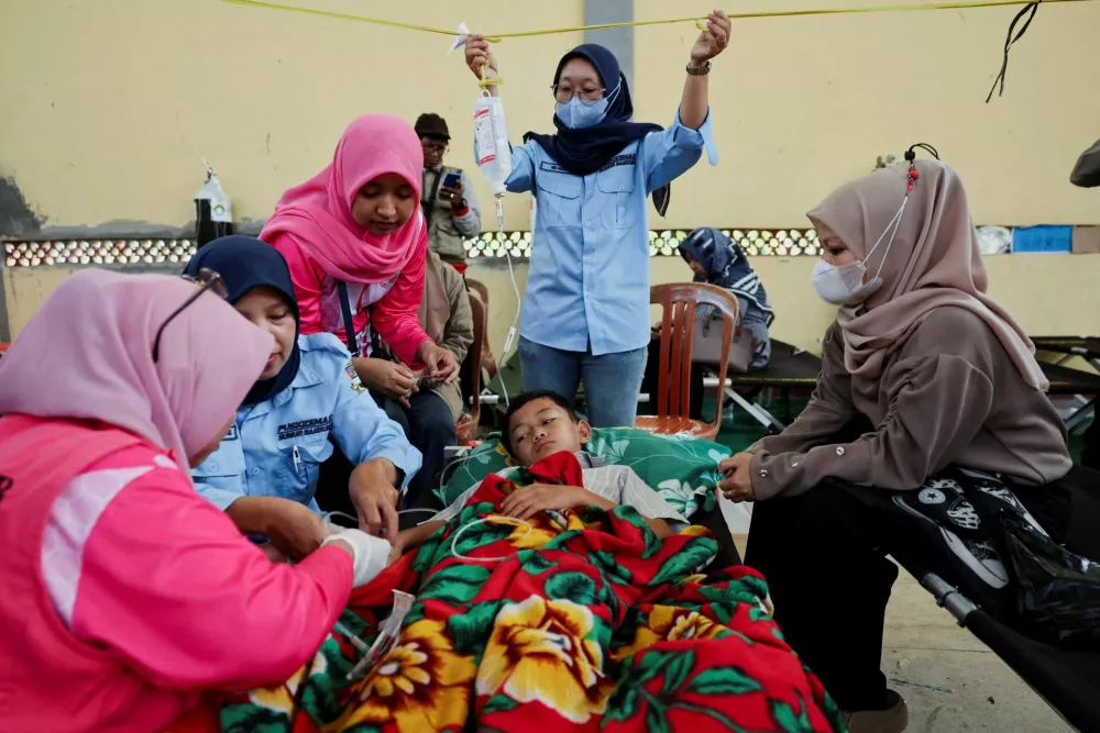 FILE PHOTO: Muhammad Setiawan Pratama, 11, an elementary student receives treatment for food poisoning after eating government-sponsored free school meals, at a makeshift clinic inside a district's hall in Bandung, West Java province, Indonesia, September 25, 2025. REUTERS/Willy Kurniawan/File Photo