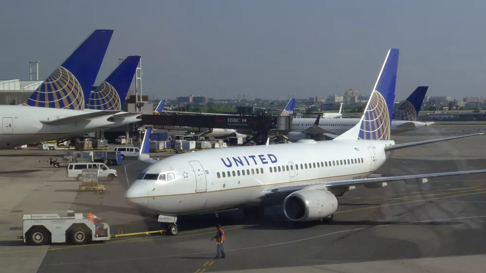 A United Airlines airplane is towed to a gate after arriving at Newark Liberty International Airport in Newark, New Jersey, June 18, 2011. A United Airlines computer problem caused system-wide cancellations Friday evening, forcing passengers to be stranded across the U.S. on Saturday. REUTERS/Gary Hershorn (UNITED STATES - Tags: TRANSPORT)