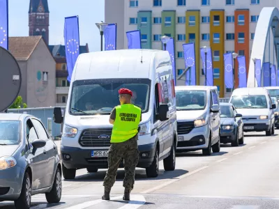 FILED - 10 July 2025, Poland, Slubice: A Polish military policeman stands at the Stadtbruecke border crossing between Frankfurt (Oder) in Brandenburg and Slubice in Poland. Photo: Patrick Pleul/dpa