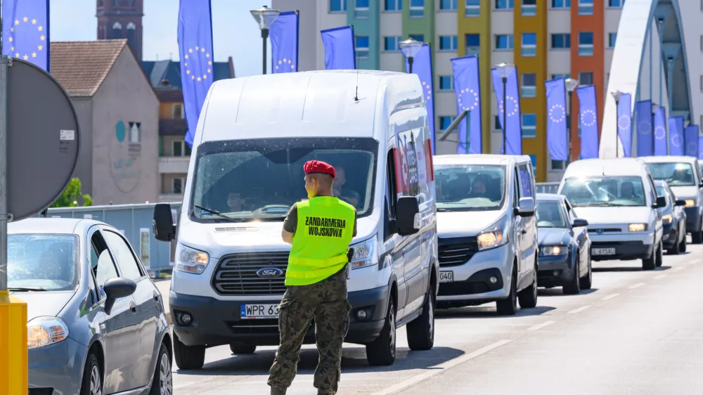 FILED - 10 July 2025, Poland, Slubice: A Polish military policeman stands at the Stadtbruecke border crossing between Frankfurt (Oder) in Brandenburg and Slubice in Poland. Photo: Patrick Pleul/dpa