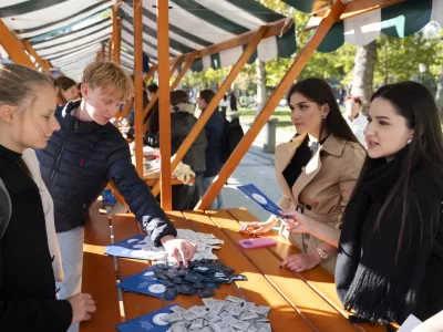 študenti01.10.2025 - tradicionalni Pozdrav brucem, ki ga pripravlja Univerza v Ljubljani skupaj s Študentskim svetom Univerze v LjubljaniFOTO: Nik Erik Neubauer