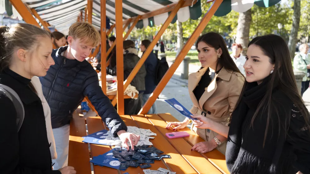 &scaron;tudenti01.10.2025 - tradicionalni Pozdrav brucem, ki ga pripravlja Univerza v Ljubljani skupaj s &Scaron;tudentskim svetom Univerze v LjubljaniFOTO: Nik Erik Neubauer