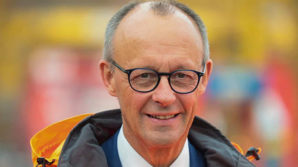 07 October 2025, Bremen, Bremerhaven: German Chancellor Friedrich Merz visits the MSCgate container terminal in the port of Bremerhaven. Photo: Focke Strangmann/AFP-POOL/dpa