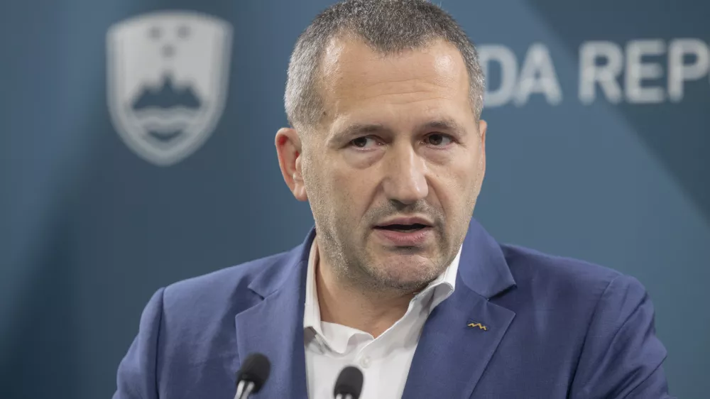 Ljubljana, vlada.Izjava po redni tedenski seji vlade.Drzavni sekretar na ministrstvu za obrambo Damir Crncec.