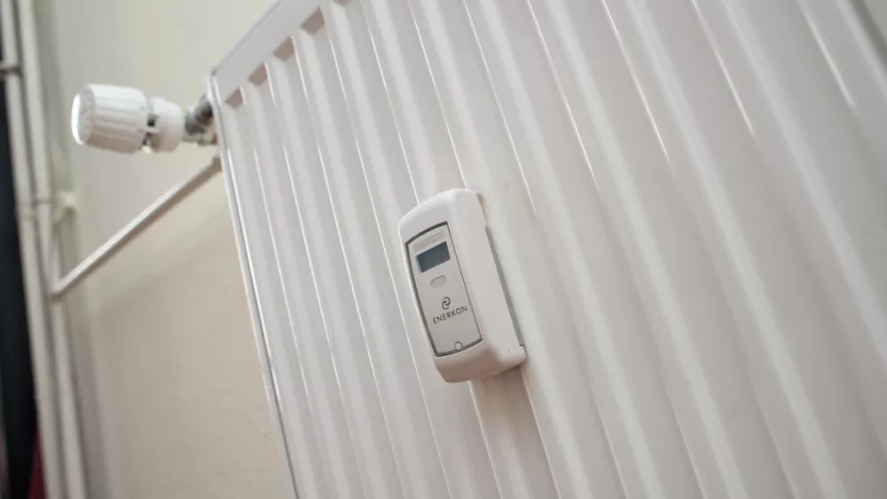 - centralno ogrevanje - delilnik stroškov toplote - daljinsko odcitavanje vrednosti porabe -merilec - radiator //FOTO: Tomaž Zajelšnik