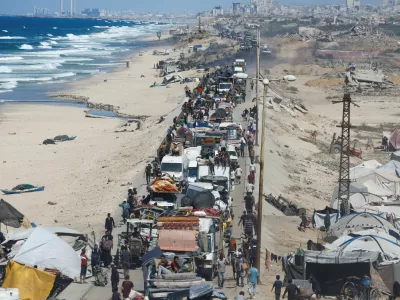 Displaced Palestinians fleeing northern Gaza due to an Israeli military operation, move southward after Israeli forces ordered residents of Gaza City to evacuate to the south, in the central Gaza Strip October 1, 2025. REUTERS/Mahmoud Issa   TPX IMAGES OF THE DAY