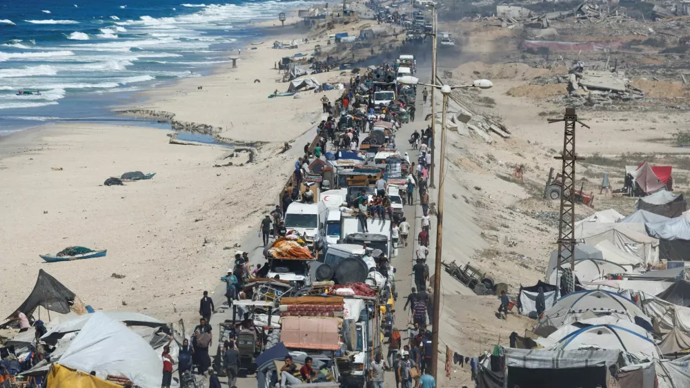 Displaced Palestinians fleeing northern Gaza due to an Israeli military operation, move southward after Israeli forces ordered residents of Gaza City to evacuate to the south, in the central Gaza Strip October 1, 2025. REUTERS/Mahmoud Issa   TPX IMAGES OF THE DAY