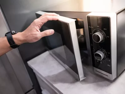 Mikrovalovna pečica preprečuje širjenje signalov. / Foto: Istock