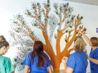 Steno porodne sobe krasi Vilmino drevo rojstev