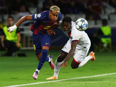 Soccer Football - UEFA Champions League - FC Barcelona v Paris St Germain - Estadi Olimpic Lluis Companys, Barcelona, Spain - October 1, 2025 FC Barcelona's Lamine Yamal in action with Paris St Germain's Nuno Mendes REUTERS/Albert Gea