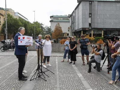 25.7.2025 Aleš Primc in Milena Miklavčič bosta v državni zbor vložila več kot 15.000 podpisov za začetek postopka za razpis referenduma o pomoči pri prostovoljnem končanju življenja. Referendum Foto: Luka Cjuha
