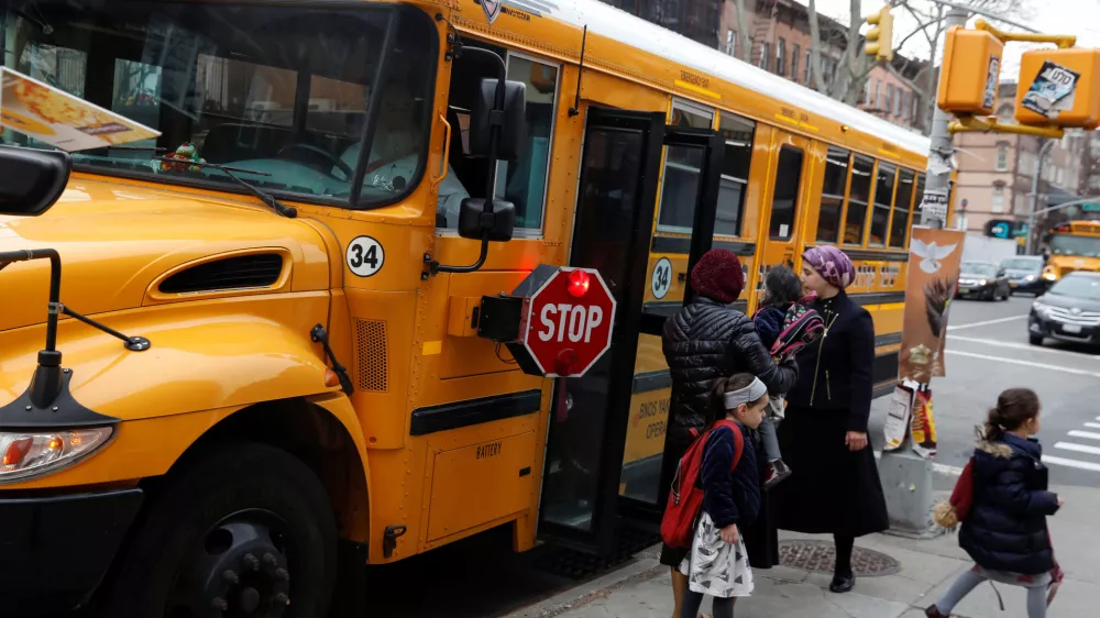 ﻿Orthodox Jewish children get off a Yeshiva school bus, as New York City Mayor Bill de Blasio declared a public health emergency in parts of Brooklyn in response to a measles outbreak, in the Williamsburg neighborhood of Brooklyn in New York City, U.S., April 9, 2019. REUTERS/Shannon Stapleton