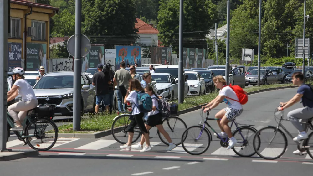 06.06.2025. Dirka po Sloveniji 2025. Trasa skozi Ljubljano. Kolona vozil na Bleiweisovi cesti. Foto:Bojan Velikonja