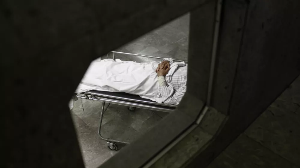 ﻿- simbolična fotografija - pacient - bolnik - zdravstvo - zdravstveni sistem- UKC 2013 - Univerzitetni klinični center v Ljubljani, //FOTO: Luka Cjuha