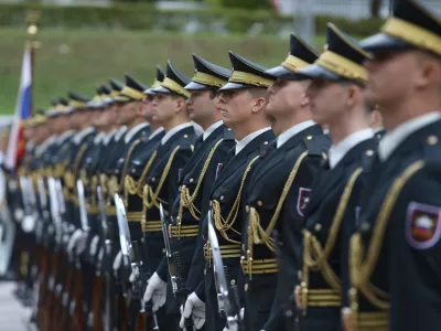 Simbolična fotografija - slovenska vojska - častna straža8.10.2024 - prihod novoimenovanega ministra za obrambo Boruta Sajovica pred ministrstvo za obrambo in sprejem z vojaškimi častmi - ministrstvo za obramboFOTO: Luka Cjuha