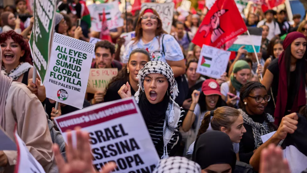 Students protest during a pro-Palestinian demonstration in Madrid, Spain, Thursday, Oct. 2, 2025, in solidarity with the Global Sumud Flotilla after ships were intercepted by the Israeli navy. (AP Photo/Manu Fernandez)