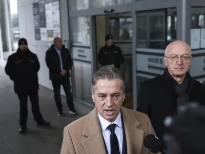 - 04.12.2024 - predsednik vlade Robert Golob je bil vabljen na zaslišanje na KPK - v sklopu preiskave o domnevnih političnih pritiskih na delo policije zaslišala predsednika vlade Roberta Goloba in več prič. Med njimi so tudi nekdanja notranja ministrica Tatjana Bobnar, bivši vršilec dolžnosti generalnega direktorja policije Boštjan Lindav, aktualna državna sekretarka na notranjem ministrstvu Tina Heferle in bivši državni sekretar na tem ministrstvu Branko Lobnikar//FOTO: Jaka Gasar