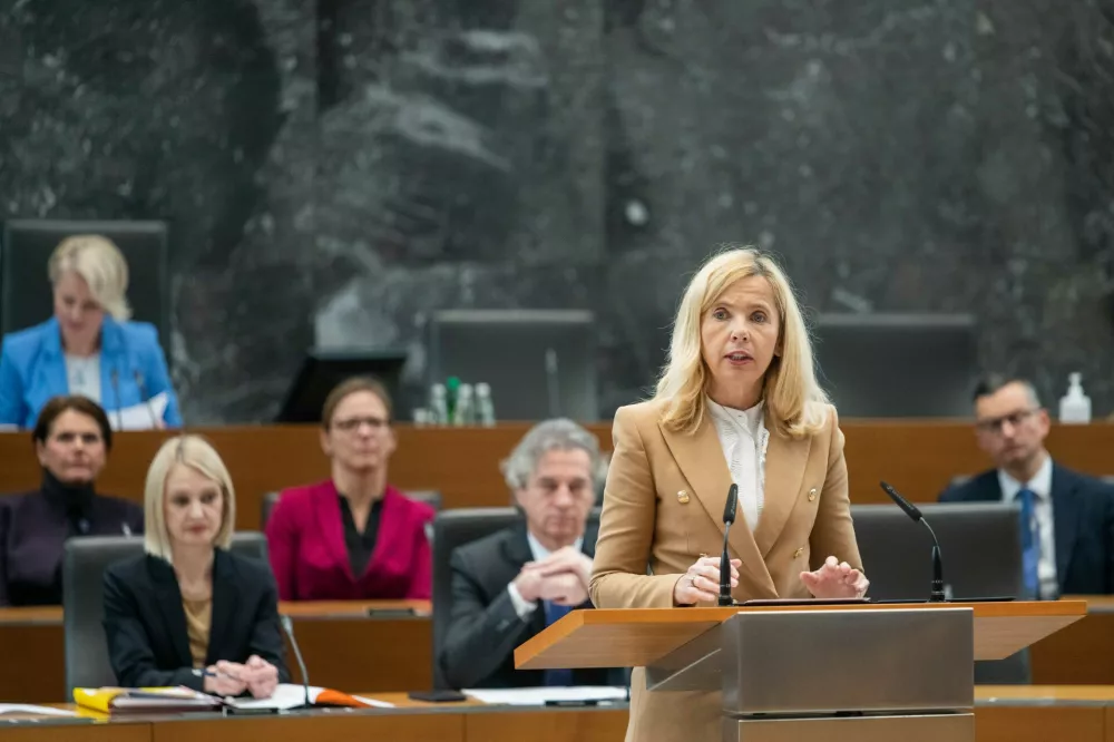 Ljubljana, DZ.Zacetek redne seje DZ, na kateri so se poslanci seznanili z odstopom ministrice za notranje zadeve Tatjane Bobnar in postavljali poslanska vprasanja predsedniku vlade Robertu Golobu in ministrski ekipi.Bivsa notranja ministrica Tatjana Bobnar.