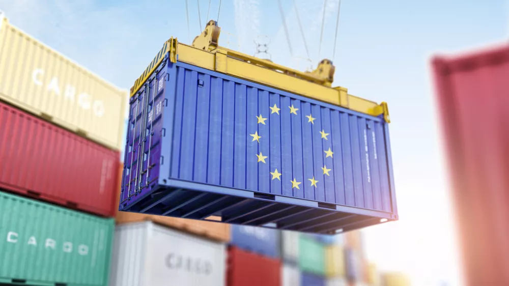 Cargo shipping container with EU European Union flag in a port harbor. Production, delivery, shipping and freight transportation of EU products concept. 3d illustration / Foto: Bet_noire